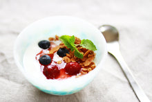 画像をギャラリービューアに読み込む, ヨーグルトにあかねグラノラとフルーツを添えると、飽きのこない毎日の美味しくヘルシーな朝食ができあがります。手軽で美味しく、ヘルシー。あかねグラノラがお薦めです。